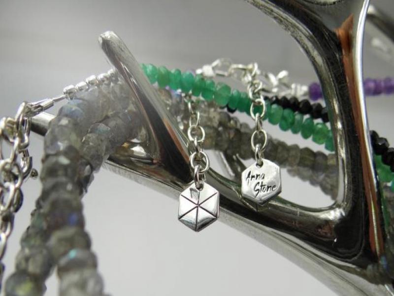 <p>Tous les bracelets, colliers et sautoirs  Anna Stone sont vendus avec leur marque distinctive : petite hexagone avec gravure et poinçon de maître.</p>