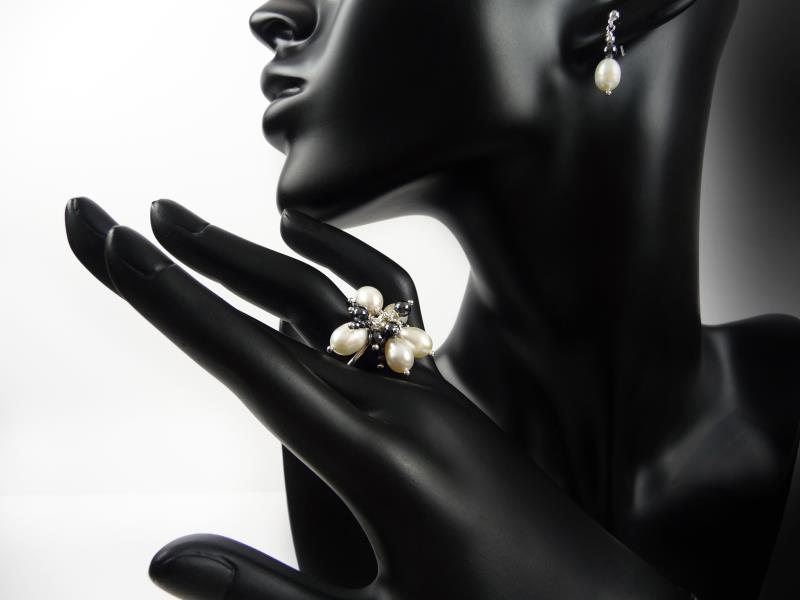 <p>Pour compléter la collection Chik-chik, la nouvelle bague a été créée en perles de culture et hématite, assortie au collier-sautoir, bracelet et les boucles d'oreilles!</p>